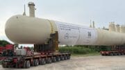 Zwei 260.000 Liter Tanks werden zur MoReTec-Anlage von LYB Wesseling transportiert. (Bild: LynondellBasell)