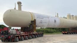 Zwei 260.000 Liter Tanks werden zur MoReTec-Anlage von LYB Wesseling transportiert. (Bild: LynondellBasell)