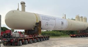 Zwei 260.000 Liter Tanks werden zur MoReTec-Anlage von LYB Wesseling transportiert. (Bild: LynondellBasell)